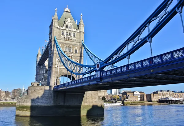 Widok z mostu tower bridge w Londynie — Zdjęcie stockowe