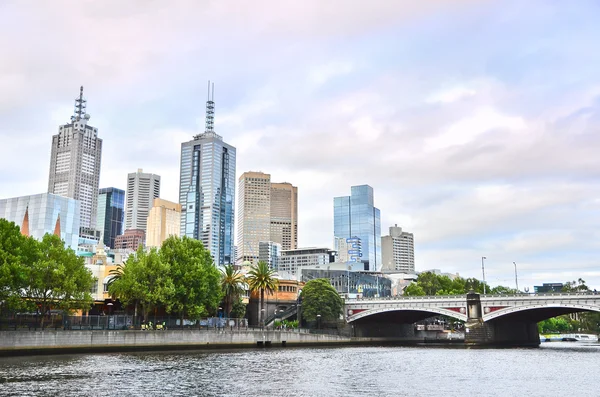 Vista do horizonte de Melbourne e do rio Yarra no crepúsculo em Melbourne — Fotografia de Stock