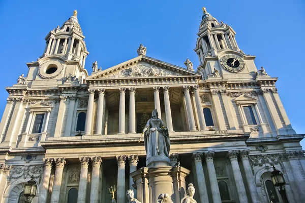 ロンドンの St Paul の大聖堂のビュー — ストック写真