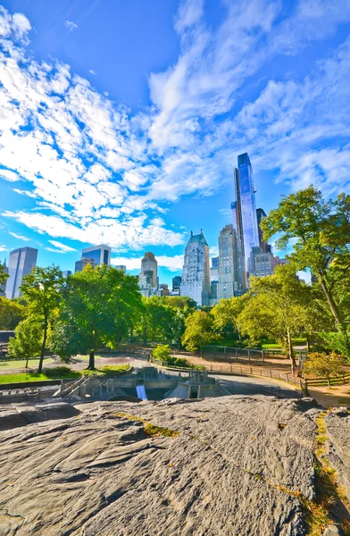 Näkymä Central Parkiin aurinkoisena päivänä New Yorkissa. — kuvapankkivalokuva