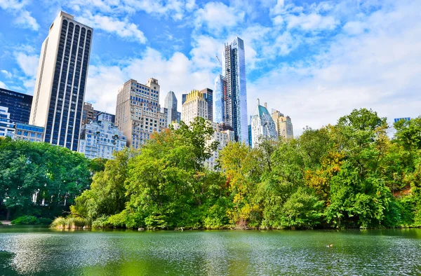 Vista de Central Park en la ciudad de Nueva York en otoño — Foto de Stock