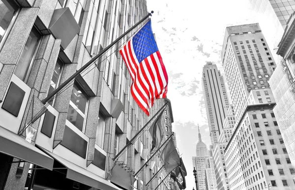 Vista da Quinta Avenida e bandeira americana em Nova York — Fotografia de Stock