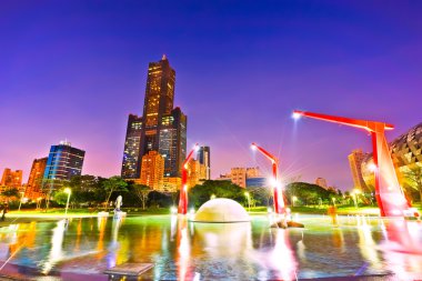 Kaohsiung, Tayvan bir parkta gece sahne.