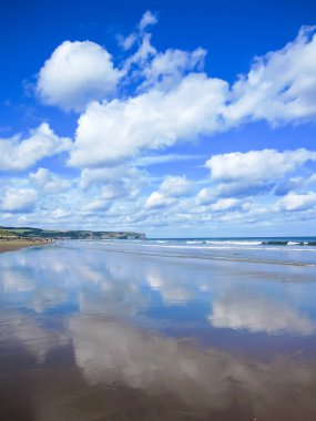 Güneşli bir plaj mavi gökyüzünün yansıması