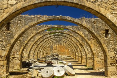 Hanya, Crete bölgesindeki Karydi Köyü yakınındaki Saint George, manastırda eski ve terk edilmiş yağ basın.