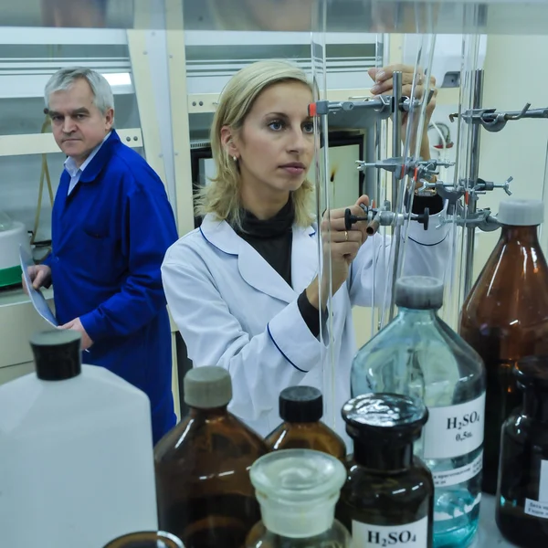 Laboratorio bioquímico para el control de calidad de los productos alimenticios — Foto de Stock