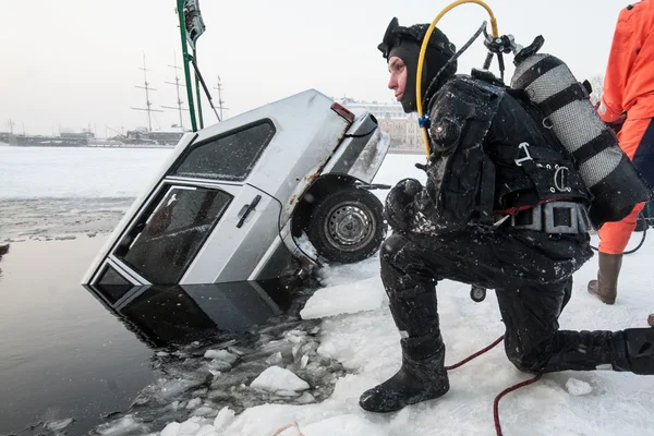 Ta bort bilen ur is-hålet — Stockfoto