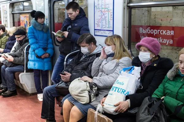 Ludzi w metrze w Opatrunki chronione przed świń f — Zdjęcie stockowe