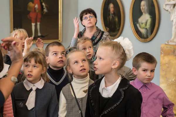 ロシアの芸術の国立博物館のツアーに子供 — ストック写真