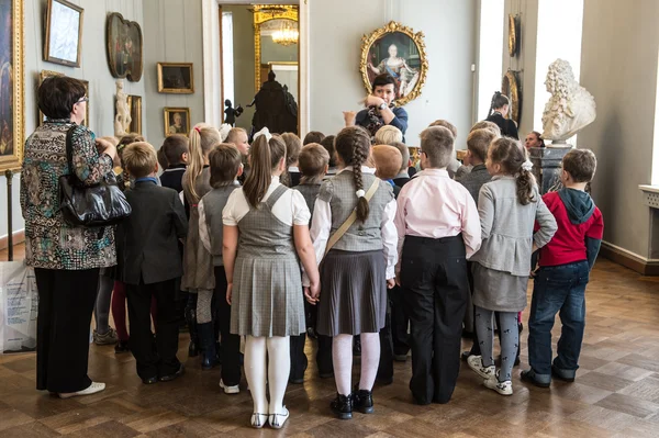 Crianças em turnê no museu nacional de arte russa — Fotografia de Stock