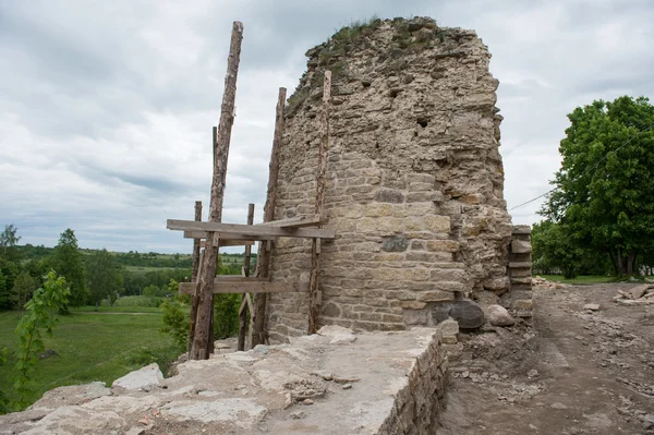 Torre da antiga fortaleza de Izborsk — Fotografia de Stock