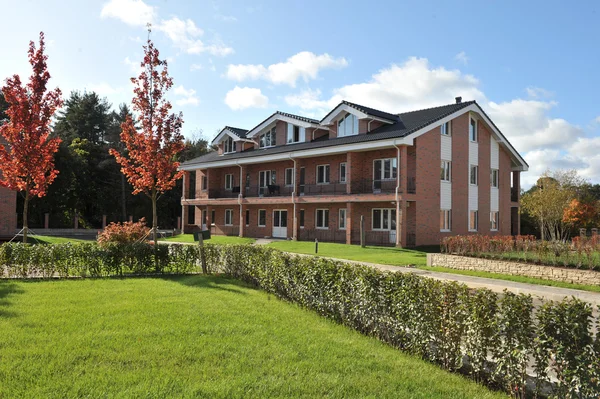 Land verdiepingen woonblok bakstenen huizen — Stockfoto