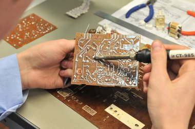Üniversite öğrencileri sınıfta elektrik mühendisliği