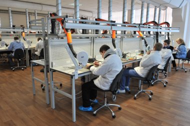 Üniversite öğrencileri sınıfta elektrik mühendisliği