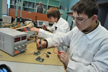 Üniversite öğrencileri sınıfta elektrik mühendisliği
