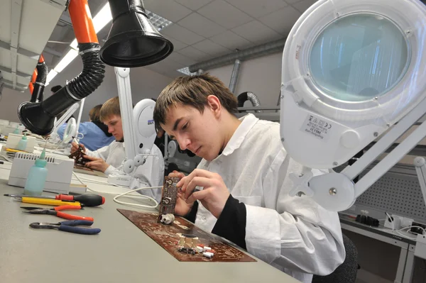 Estudiantes universitarios en ingeniería eléctrica en el aula —  Fotos de Stock