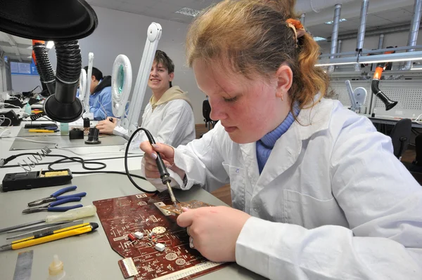 College students in electrical engineering in the classroom — Stock Photo, Image