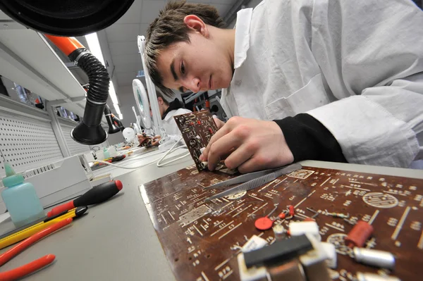 Estudiantes universitarios en ingeniería eléctrica en el aula — Foto de Stock