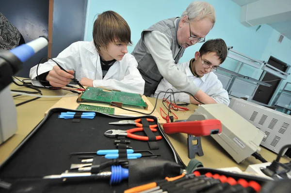 Estudiantes universitarios en ingeniería eléctrica en el aula — Foto de Stock