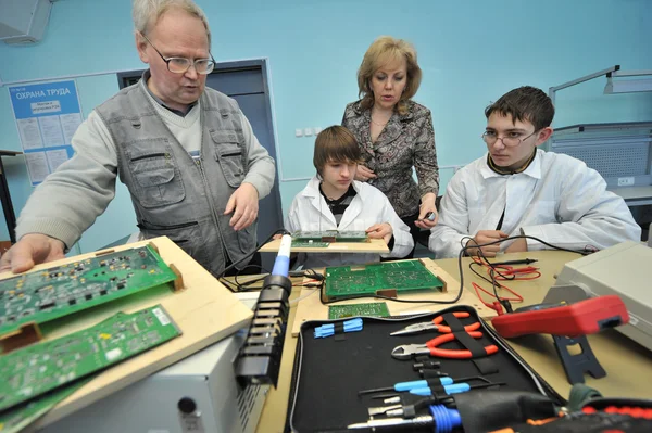 Estudiantes universitarios en ingeniería eléctrica en el aula — Foto de Stock