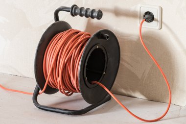 Uzun turuncu elektrik uzatma kablosu