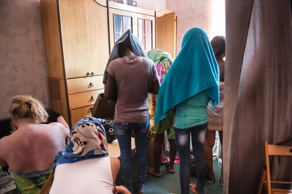 Kadınlar, karışanları tespit etmek için şehrin genelevlerine yapılan polis baskınısırasında, kafasına sarılı havlularla yüzlerini saklıyorlar..