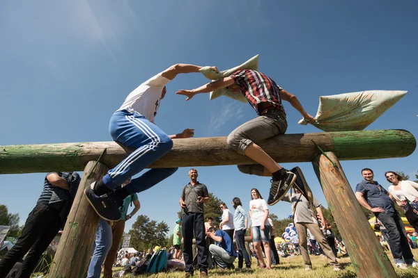 günlük yastık savaşı