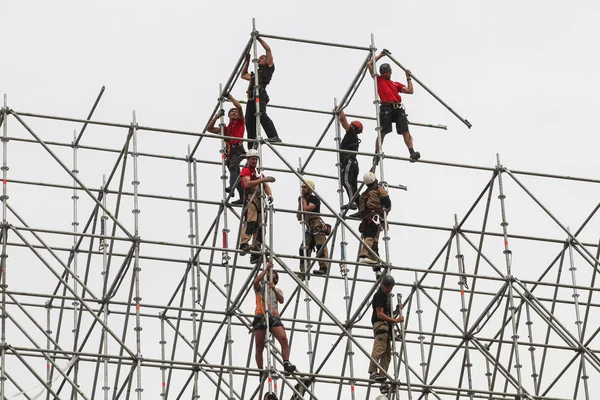The installers are building a huge metal structure — Stock Photo, Image