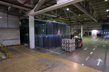Depo tesislerinde bira ve diğer alkollü içecekler. Forklift 