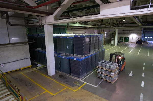 Almacén locales de cerveza y otras bebidas alcohólicas. Carretilla elevadora — Foto de Stock