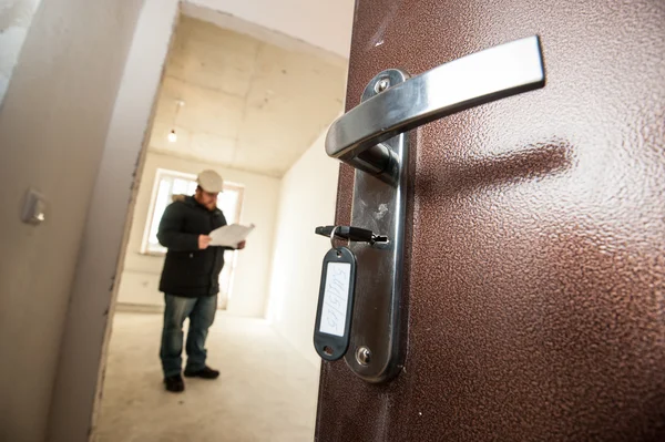 Opened  door with the keys in the castle overlooking the unfinis — Stock Photo, Image