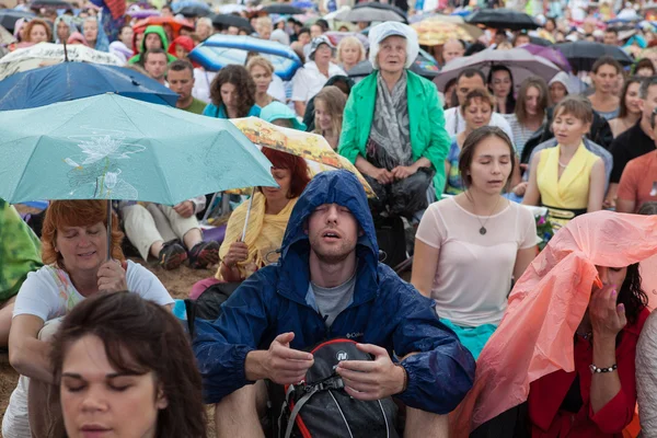 People meditating in a city park — 스톡 사진