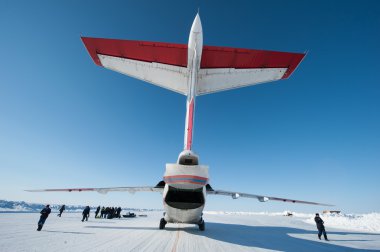 Buz devre üzerinde uçak