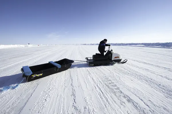 Man driving a snowmobile on a background of the vast expanses of — Stock Photo, Image