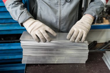 küçük yığını çalışma çelik plakaları üzerinde tezgah miller, el