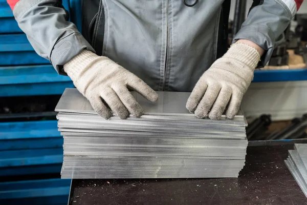 küçük yığını çalışma çelik plakaları üzerinde tezgah miller, el