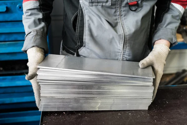 küçük yığını çalışma çelik plakaları üzerinde tezgah miller, el