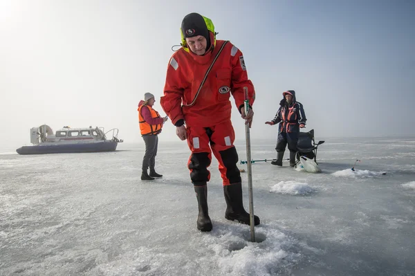 Спасатель измеряет толщину льда — стоковое фото