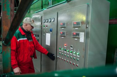 Elektrik mühendisi panosundan elektrik p kontrol eder.