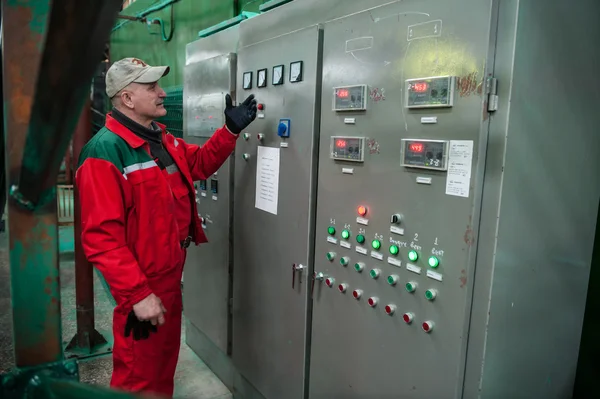 Elektrik mühendisi panosundan elektrik p kontrol eder.