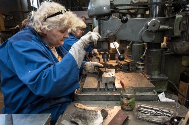 Delme bir makinede çalışan kadın