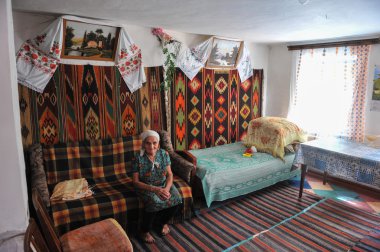 Ukrayna Ulusal tarzı bir köyde yaşlı kadın