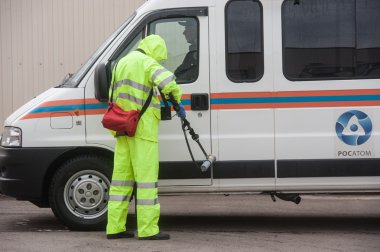 bir dosimeter kullanarak radyasyon seviyeleri kontrol