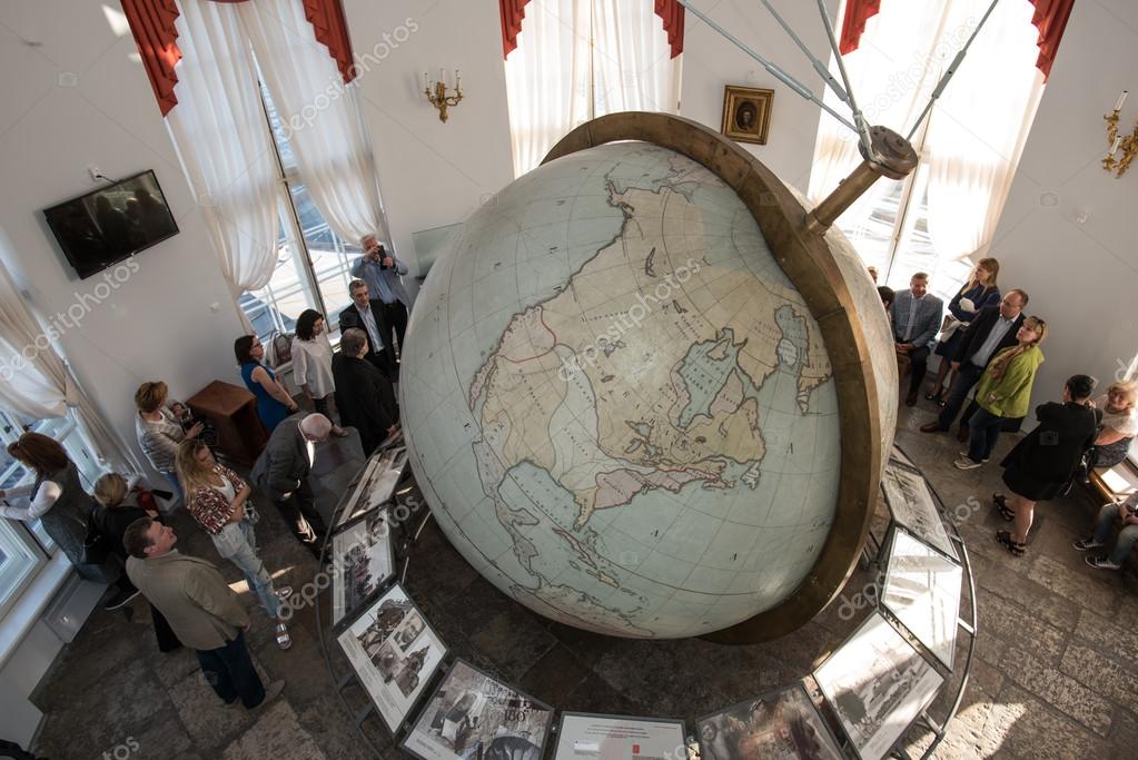 Большой готторпский глобус кунсткамера. Большой готторпский (академический) глобус-планетарий. Большой готторпский глобус кунсткамера. Большой готторпский глобус кунсткамера. Глобус ломоносова в кунсткамере.