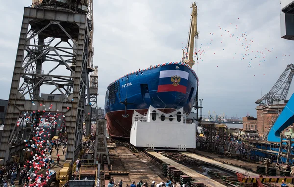 Launched the largest head-nuclear icebreaker "Arktika" — Stock Photo, Image