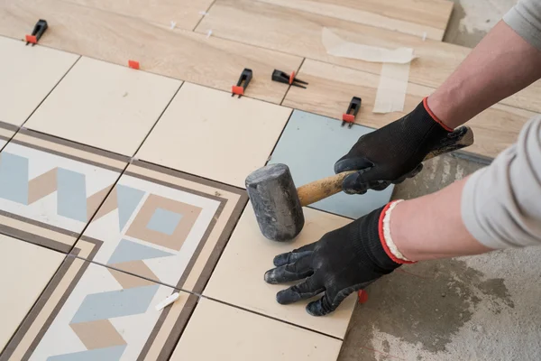 Trabajador tiler pone baldosas . — Foto de Stock