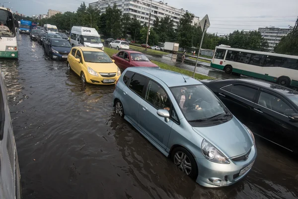 Автомобили на затопленной дороге — стоковое фото