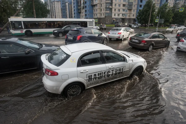 Автомобили на затопленной дороге — стоковое фото