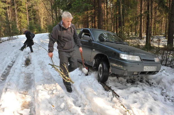 Auto bloccata nella strada innevata — Foto Stock