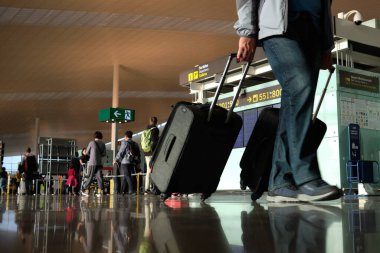 Barselona, İspanya - 18 Kasım 2019: Prat Uluslararası Havaalanı check-in salonu. Bavullu yolcular, bavullar, uçuş panoları, mermer zemin, uçuş öncesi ruh hali.